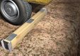 Topall per a protecció de la caiguda de camions durant els treballs de descàrrega en vores d'excavació